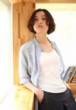中国大陆上海市闵行女演员吴越慵懒随性写真图片