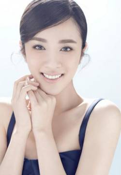 中国内地山东省青岛女演员王晓晨清新甜美夏日写真高清图片