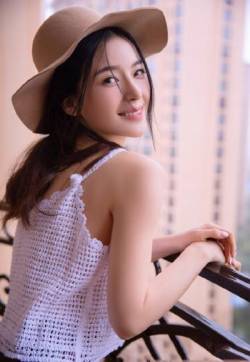 中国内地山东省烟台女演员、模特赵韩樱子甜美写真图片:手拿吉他文艺养眼