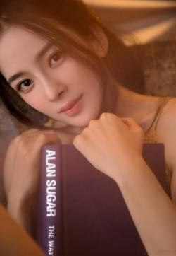 中国内地山东省烟台女演员、模特赵韩樱子室内居家性感迷人写真图片