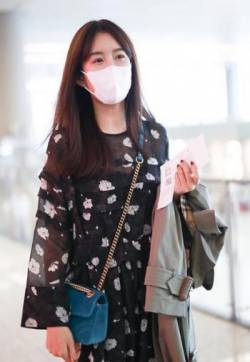 高清美女北京张子萱口罩碎花裙机场图片