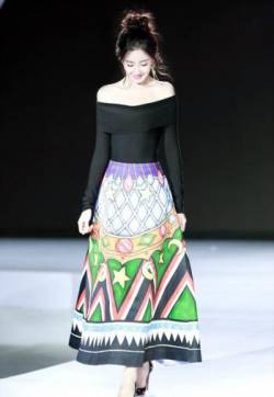 中国内地上海女演员陈欣予小露香肩性感写真温柔妩媚