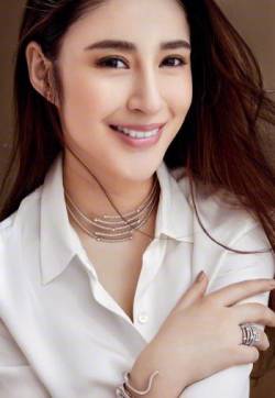 内地巨星歌手气质女星李心艾唯美杂志写真图片