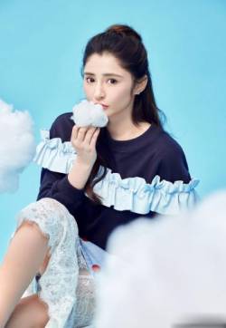 内地巨星歌手李心艾清新甜美时尚写真高清图片