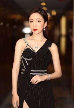 高清娄艺潇性感红唇露肩美腿高清图片