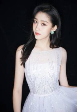 高清北京女演员关晓彤白纱礼服双11狂欢夜活动现场图片