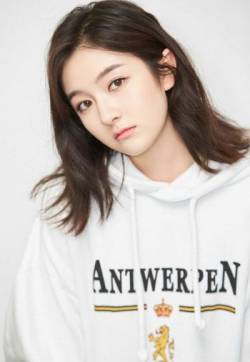 中国内地北京影视女演员李兰迪白卫衣活力甜美写真图片