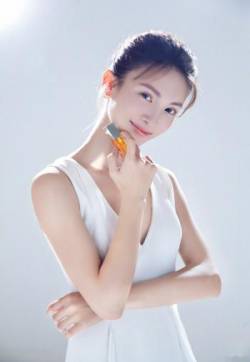 中国大陆山东济南女演员平面模特金晨性感芭蕾裙唯美迷人写真图片