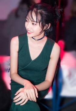 高清重庆美女张艺上深V长裙魅力活动写真图片