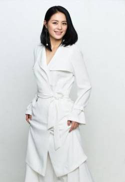 中国内地著名影视和舞蹈演员实力演员王力可清新简约白衣写真图片