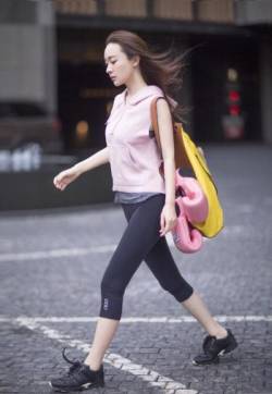 中国内地北京市海淀区女演员霍思燕运动装气质时尚写真图片