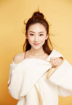 中国内地女演员美女赵艺俏皮甜美时尚写真图片