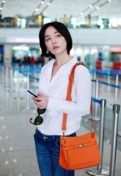 山东籍内地女演员吕佳容简洁干练街拍写真图片
