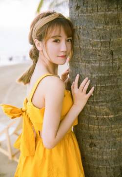 高清00后mm1313吊带连衣裙美女露肩海边迷人性感写真图片