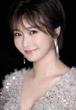 高清生于吉林省延吉美女陈冰V领礼服浪漫格调写真图片