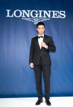 高清浙江省杭州男明显盛一伦黑西装帅气活动现场图片