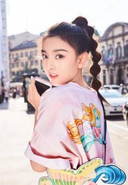 中国北京当代95后女演员宋祖儿短裙美腿初冬街拍写真图片宋祖儿图片