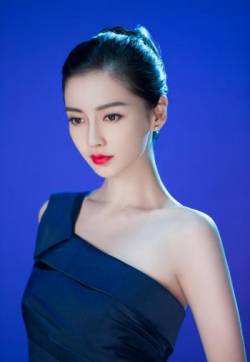 中国内地上海影视女演员Angelababy杨颖头戴皇冠大气温婉写真图片