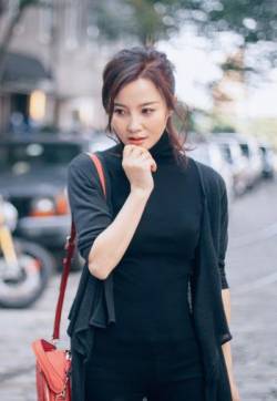 中国内地重庆影视女演员陶红简约清爽时尚街拍写真图片