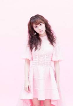 中国内地湖北省武汉女演员曹曦月粉裙甜美写真图片