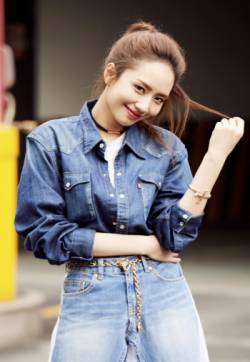中国深圳美女演员刘惜君个性乖张牛仔半身裙街拍写真图片