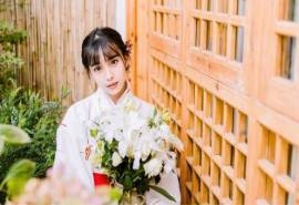 白皙和服少女手捧百合花甜美制服写真图片