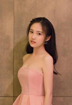 中国内地海市女演员汤梦佳粉嫩抹胸礼服性感迷人图片