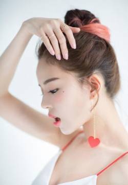 中国内地广东省深圳女演员温心深V吊带裙性感妩媚写真图片温心图片