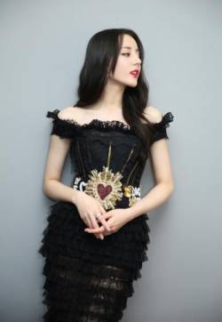 新疆乌鲁木齐美女演员迪丽热巴露肩黑色礼服性感图片