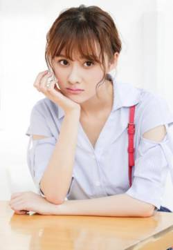 中国内地湖北省武汉女演员曹曦月时尚街拍图片