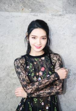 中国内地影视新疆乌鲁木齐女演员代斯中国风黑色长裙礼服性感图片