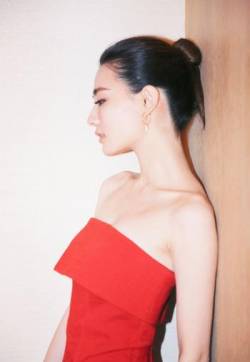 中国内地内蒙古呼和浩特女演员徐璐抹胸礼服美艳妩媚活动写真图片