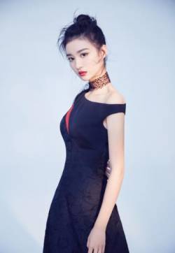 王楚然恬静美艳风格百变写真大片图片