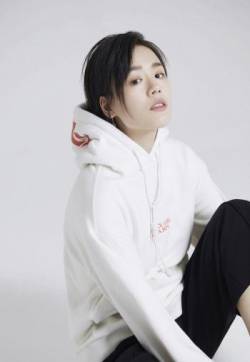 大陆内地安徽省蚌埠女演员马思纯清新率性时尚杂志封面图片