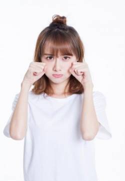 中国内地湖北省武汉女演员曹曦月鬼马九连拍写真图片