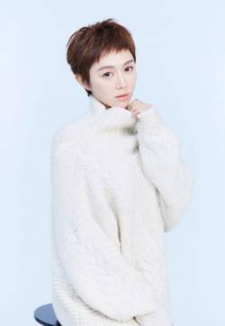 中国内地大连女演员姜妍冬日甜美治愈时尚写真图片