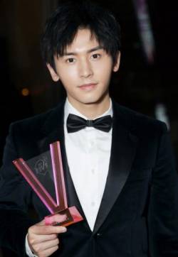 中国内地演员江西新余张哲瀚复古风丝绒西装活动照图片