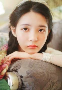 楚楚动人清纯美女蕾丝裙私房写真图片