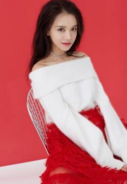 高清北京美女黄一琳一字肩白色毛衣冬日写真图片