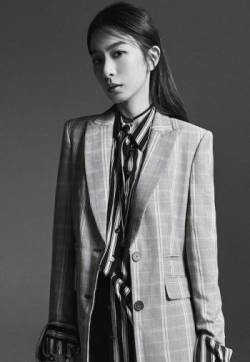 大陆台湾省新竹女演员田馥甄黑白质感杂志写真封面图片