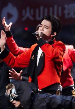 内蒙古族歌唱演员迪玛希红西装湖南卫视跨年演唱会帅气图片