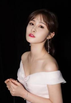 高清辽宁沈阳美女梁田白色纱裙气质灵动活动写真图片