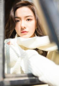 中国内地山东省济南美女演员姜瑞佳唯美恬静暖冬写真高清图片