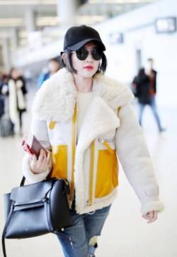 高清中国内地四川女演员唐艺昕清爽短发机场性感写真图片