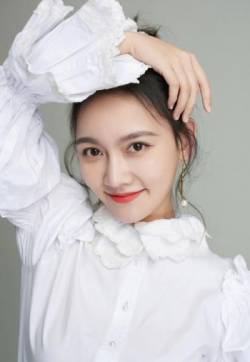 内地重庆渝中女演员孙骁骁灵动甜美丸子头写真高清图片