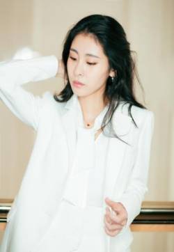 中国大陆天津女歌手张碧晨写真图片