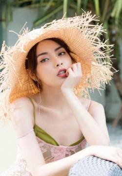 清北京性感美女赵宇彤低胸长裙时尚性感写真图片