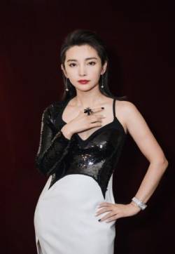 高清黑龙江省哈尔滨市无常女演员李冰冰性感深V吊带裙发布会图片