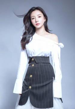 高清中国内地湖南衡阳女演员柳岩一字领秀香肩温柔妩媚写真图片