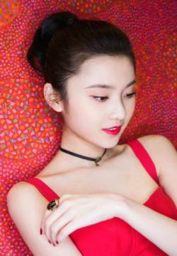 中国内地女演员张慧雯娇俏诱人红裙写真图片